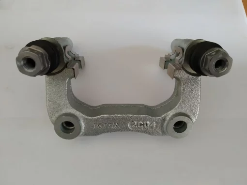 Скоба заднего суппорта правая (с направляющими) 10030912