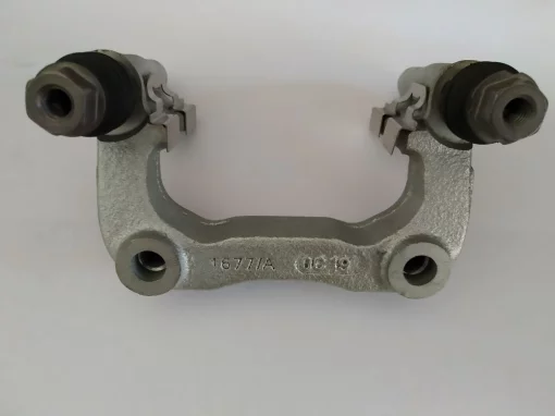 Скоба заднего суппорта левая (с направляющими) 10052359