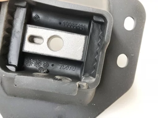 Опора двигателя левая 10065431